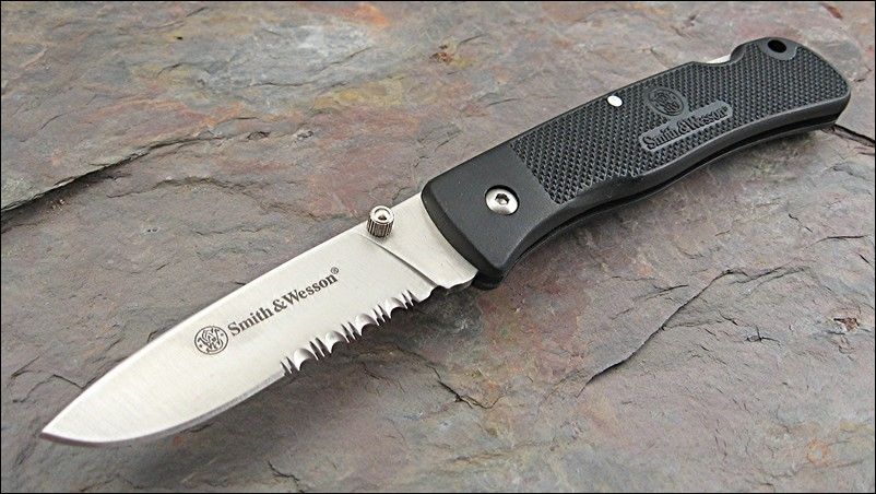smith wesson checkered black handle lockback knife s w folder lockback 